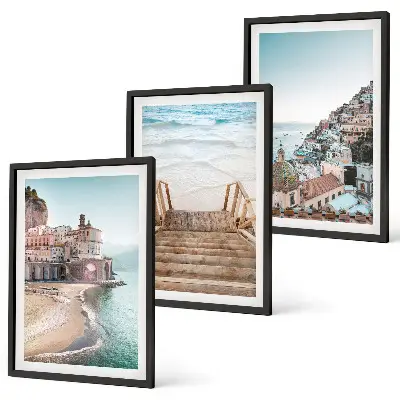 Composizione di quadri con panorami estivi di spiagge dai colori pastello