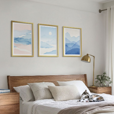 Composizione di quadri montagne blu e rosa ad acquerello