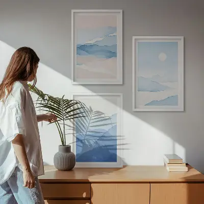 Composizione di quadri con montagne blu e rosa ad acquerello