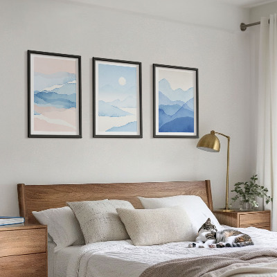 Composizione di quadri montagne blu e rosa ad acquerello