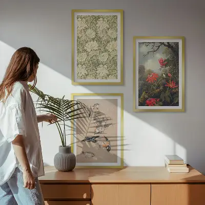 Composizione di quadri con motivi di fiori, uccelli e natura