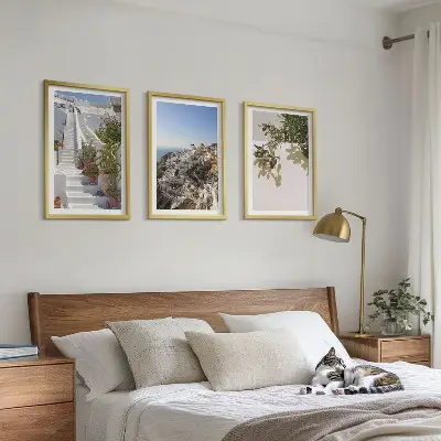 Set di quadri incorniciati con stampa di scale bianche con vista su Santorini