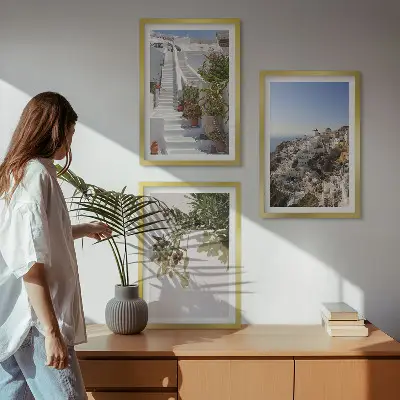 Set di quadri incorniciati con stampa di scale bianche con vista su Santorini