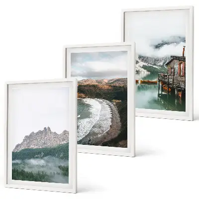 Composizione di quadri paesaggio di spiaggia e montagna con casa in legno