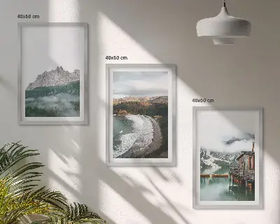 Composizione di quadri paesaggio di spiaggia e montagna con casa in legno
