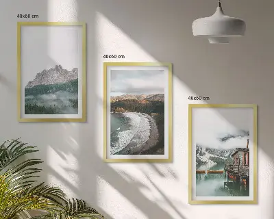 Composizione di quadri paesaggio di spiaggia e montagna con casa in legno