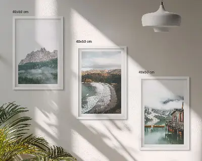 Composizione di quadri paesaggio di spiaggia e montagna con casa in legno
