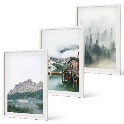 Composizione di quadri con paesaggio di montagne, lago, cottage e nebbia