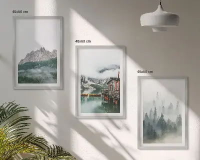 Composizione di quadri con paesaggio di montagne, lago, cottage e nebbia