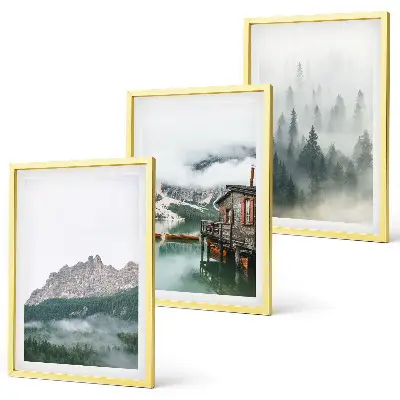 Composizione di quadri con paesaggio di montagne, lago, cottage e nebbia