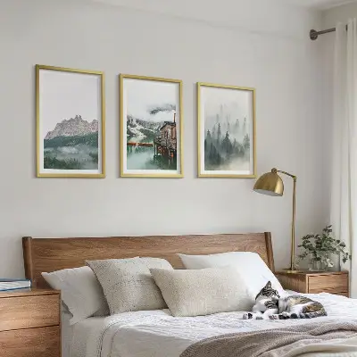 Composizione di quadri con paesaggio di montagne, lago, cottage e nebbia