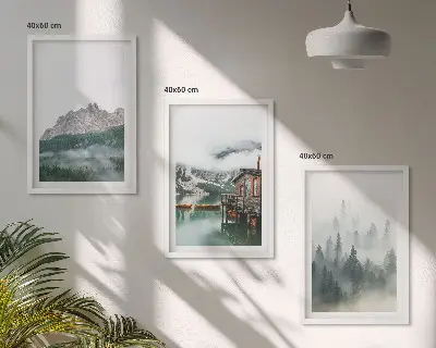 Composizione di quadri con paesaggio di montagne, lago, cottage e nebbia