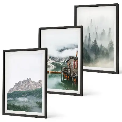 Composizione di quadri con paesaggio di montagne, lago, cottage e nebbia