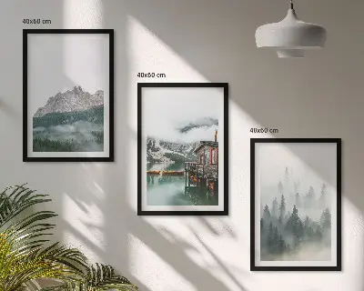 Composizione di quadri con paesaggio di montagne, lago, cottage e nebbia
