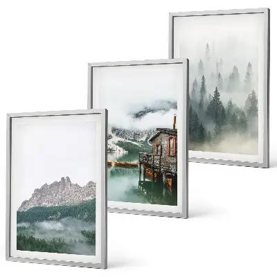 Composizione di quadri con paesaggio di montagne, lago, cottage e nebbia