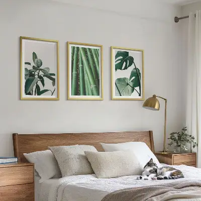Composizione di quadri con steli di bambù e foglie di monstera