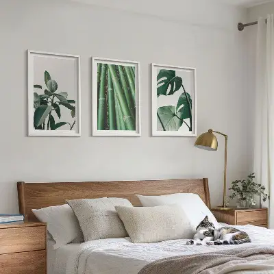 Composizione di quadri con steli di bambù e foglie di monstera