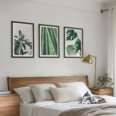 Composizione di quadri con steli di bambù e foglie di monstera