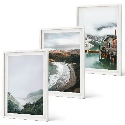 Composizione di quadri con paesaggio di montagne, spiaggia, nuvole e acqua