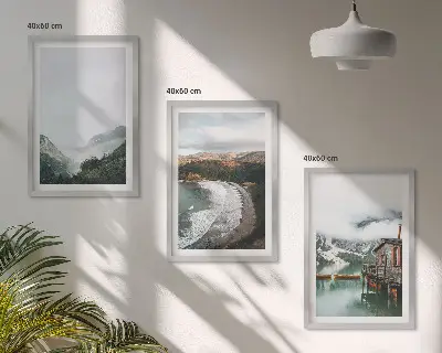 Composizione di quadri con paesaggio di montagne, spiaggia, nuvole e acqua