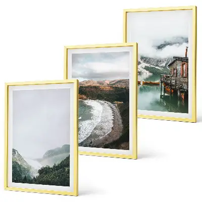 Composizione di quadri con paesaggio di montagne, spiaggia, nuvole e acqua