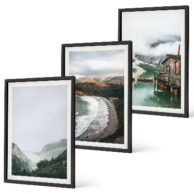 Composizione di quadri con paesaggio di montagne, spiaggia, nuvole e acqua