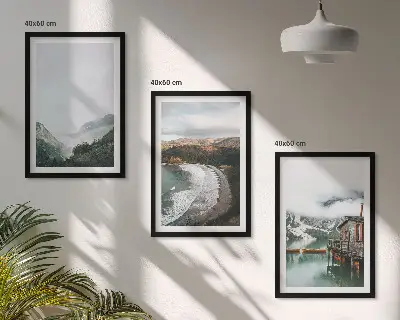 Composizione di quadri con paesaggio di montagne, spiaggia, nuvole e acqua