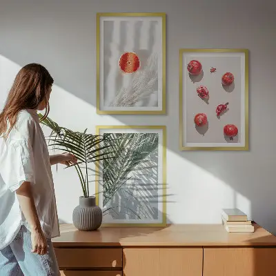 Composizione di quadri con stampa di frutto di palma tropicale