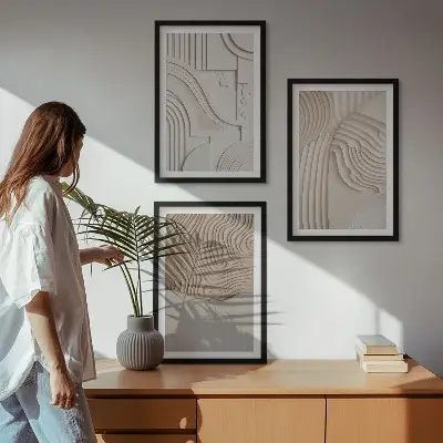 Composizione di quadri con motivi astratti beige e bianchi