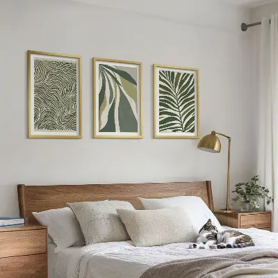 Set di quadri incorniciati con foglie e linee ondulate verdi