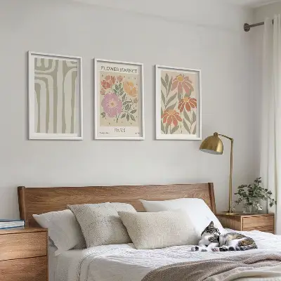 Composizione di quadri con motivi botanici in stile minimalista parigino