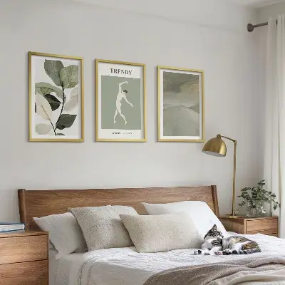 Set di quadri incorniciati con silhouette di piante e motivi astratti
