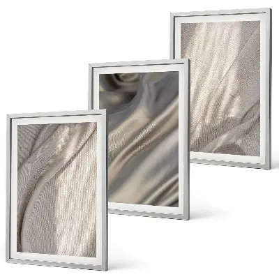 Composizione di quadri con tessuti boho naturali in primo piano