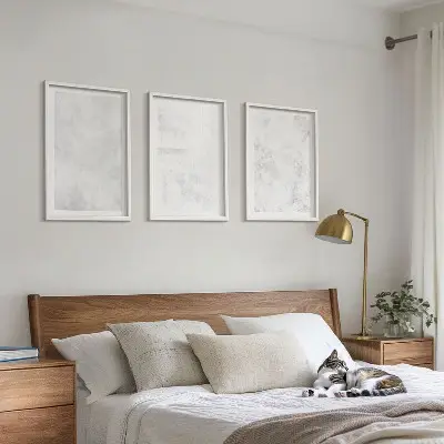 Composizione di quadri con sfondo minimalista a pois bianchi