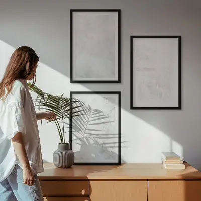 Composizione di quadri con sfondo minimalista a pois bianchi