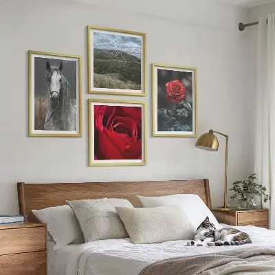 Composizione di 4 quadri con rose rosse su sfondo grigio cavallo