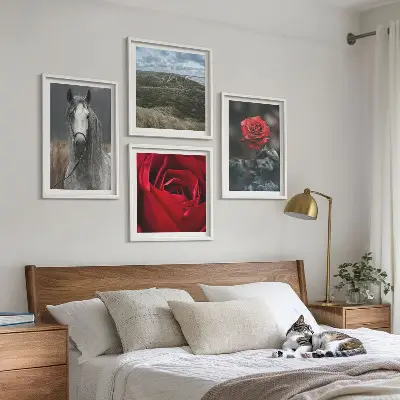 Composizione di 4 quadri con rose rosse su sfondo grigio cavallo