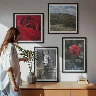 Composizione di 4 quadri con rose rosse su sfondo grigio cavallo