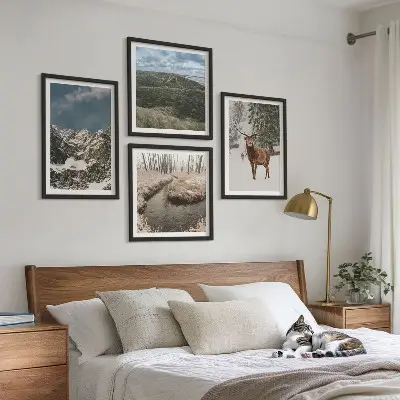 Composizione di 4 quadri raffiguranti montagne, cervi delle nevi e paesaggio forestale