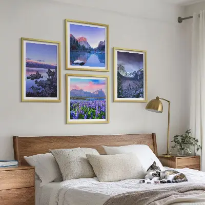 Galleria a parete con paesaggi montani, acqua e campi di fiori