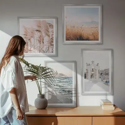 Galleria a parete con stampe di piante, onde del mare, panorama e case