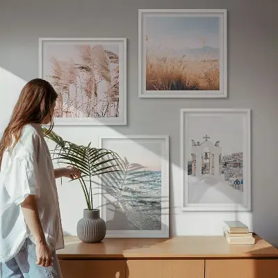 Galleria a parete con stampe di piante, onde del mare, panorama e case