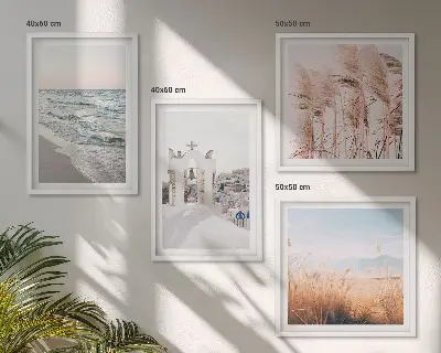 Galleria a parete con stampe di piante, onde del mare, panorama e case