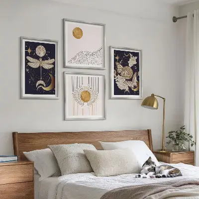 Galleria a parete con motivi naturalistici e luna