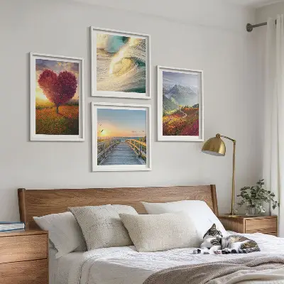 Polittico con cornice paesaggio con montagne, onde, alberi, cuore e molo
