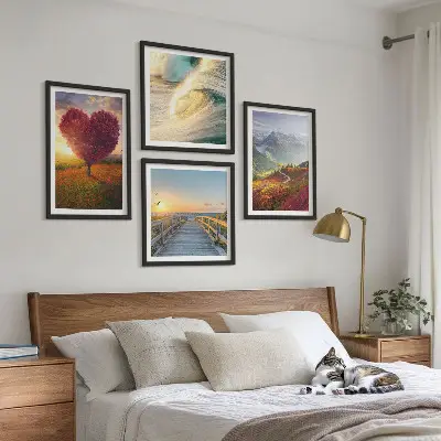 Polittico con cornice paesaggio con montagne, onde, alberi, cuore e molo