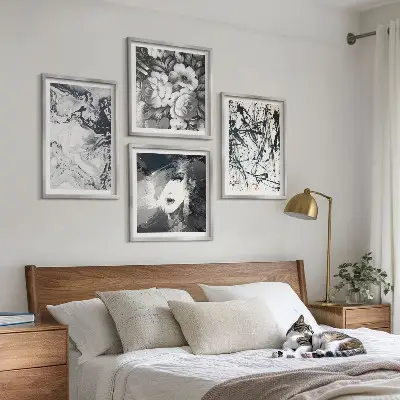 Galleria a parete con motivi astratti in bianco e nero