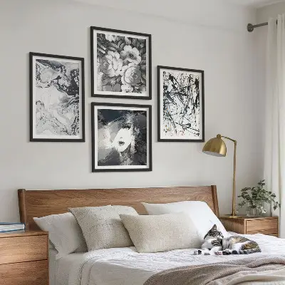 Galleria a parete con motivi astratti in bianco e nero