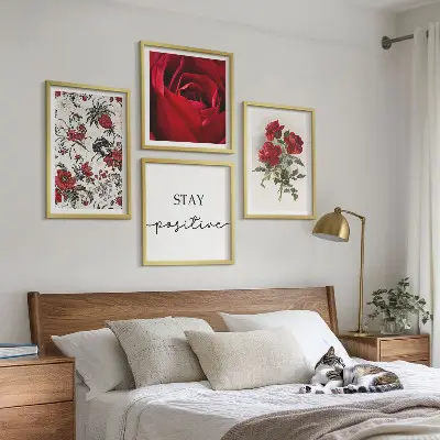 Composizione di 4 quadri con stampa di rose rosse