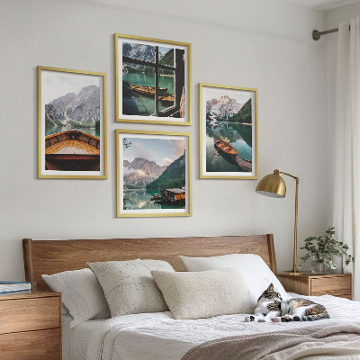 Composizione di 4 quadri Lago, montagne, barche, cottage, finestra